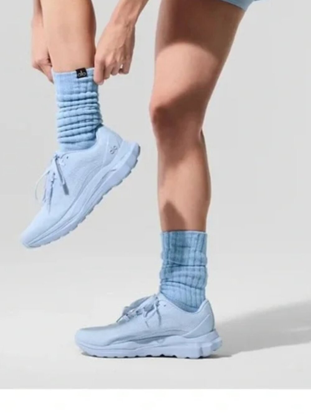 ALO Yoga Seashell Blue Unisex Scrunch Socks Size M NWT - Picture 2 of 4